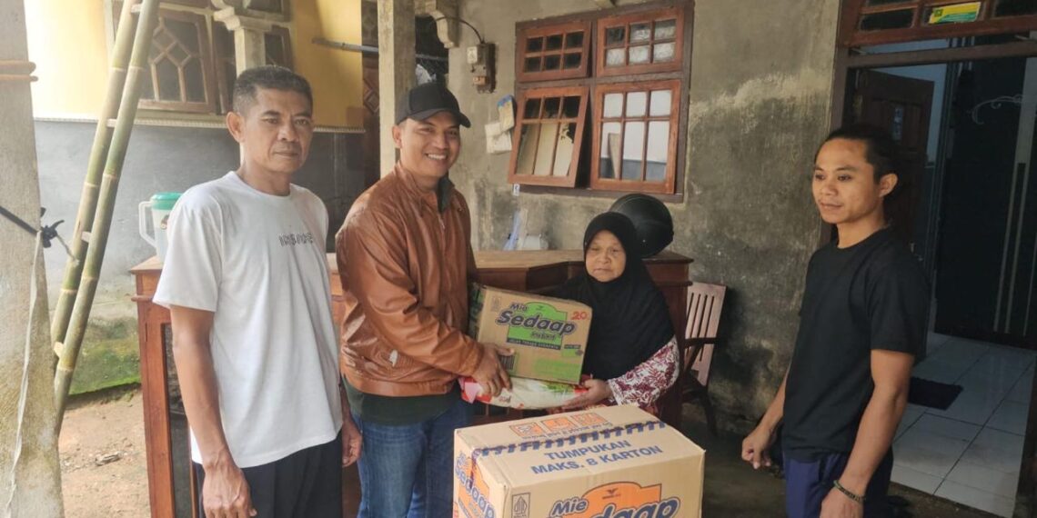 Tim Peduli Bencana PKB Trenggalek dan DPAC PKB Kampak Salurkan Bantuan untuk Korban Longsor di Desa Bendoagung