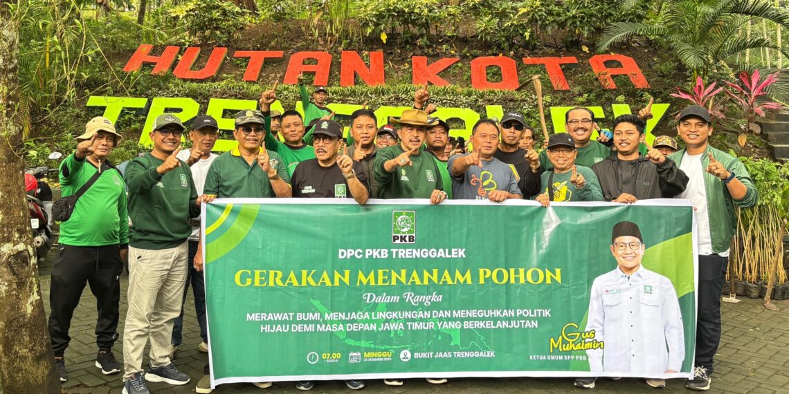 DPC PKB Trenggalek Tanam Pohon di Hutan Kota Jaas, Tegaskan Komitmen Partai Hijau